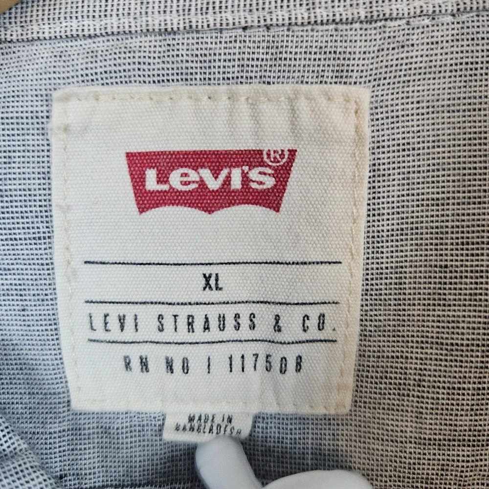 Levi's Gray Button Up Shirt‎ Size XL Long Sleeve Cotton Blend Lightweight SPOT